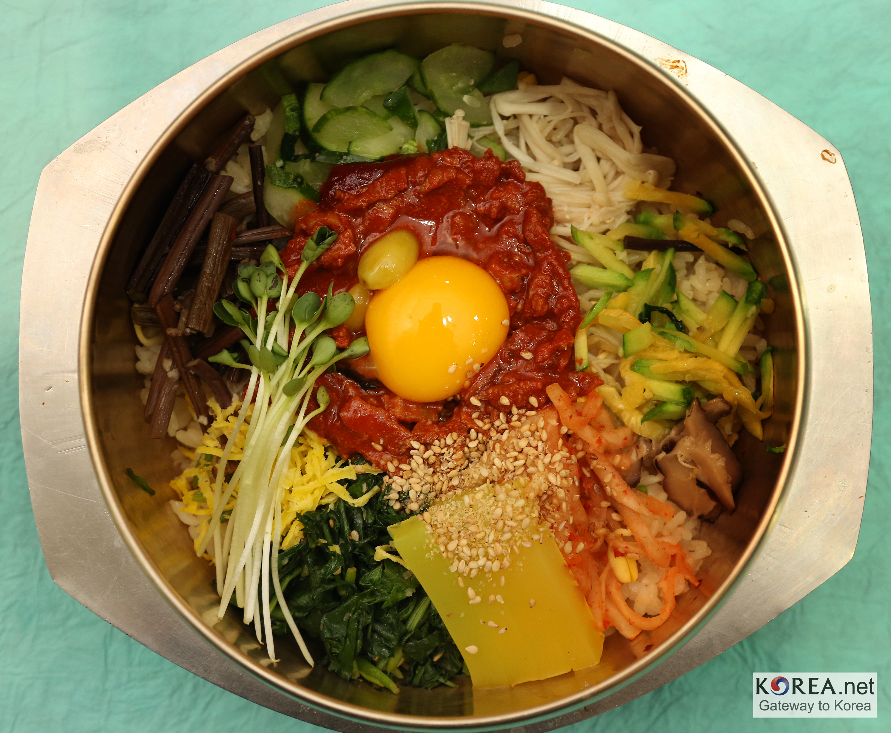 전주비빔밥 사진. 봄동비빔밥 밈을 설명하는 글의 대표 이미지로 사용한 Wikimedia Commons 사진