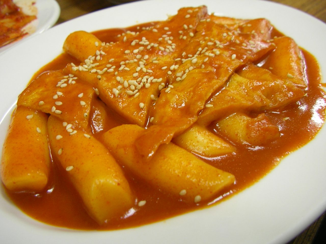 붉은 소스의 떡볶이 한 그릇. 동엽이 밈의 유래를 떠올리게 하는 대표 음  식 이미지
